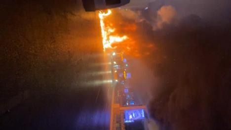 Şişli’de turistleri taşıyan tur otobüsü yandı; alevler 3 otomobile sıçradı