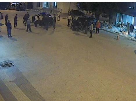 Laf atma tartışmasında tekme- yumruk dövüldü; o anlar kamerada