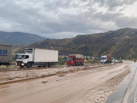 Sivasta sel sularıyla karayolu ulaşıma kapandı, araç kuyrukları oluştu