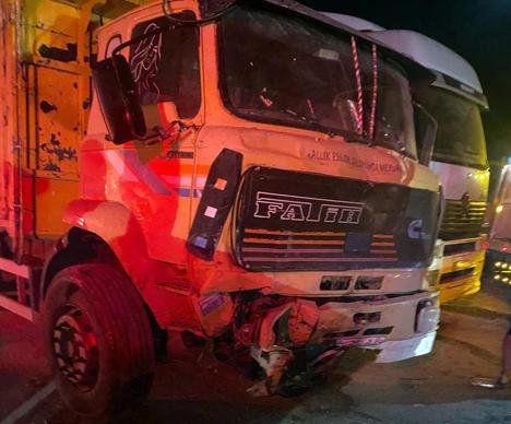 Sürücüsünün uyuduğu öne sürülen kamyonet ile kamyon çarpıştı