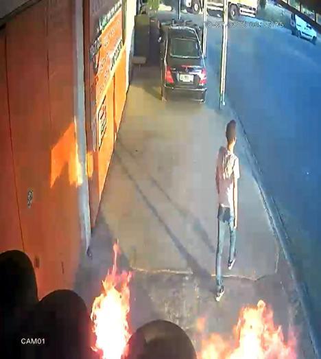 İş yerinin önündeki araç lastiklerini ateşe verdi; o anlar kamerada