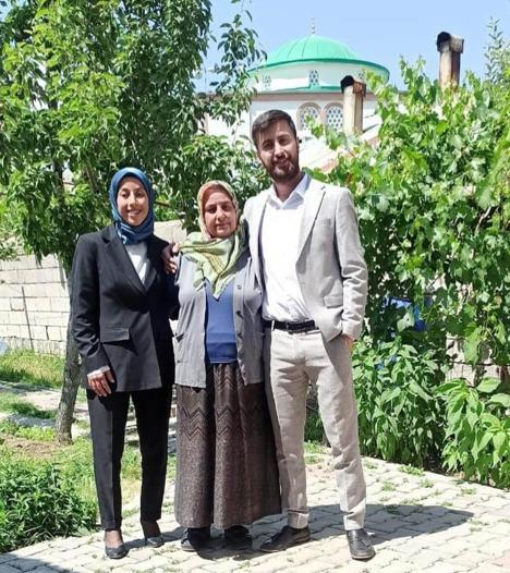 Vandaki depremde babası ve 2 kız kardeşini kaybeden Semih, annesi ile yaşama tutundu