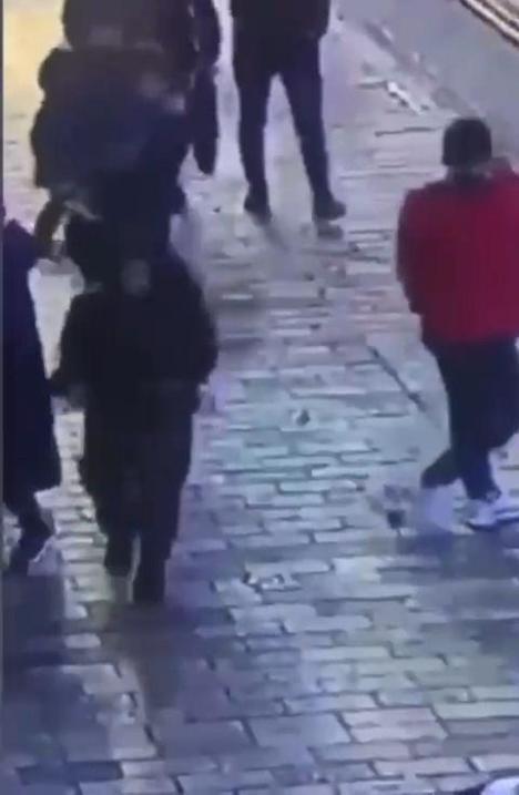 İstiklal Caddesinde şüpheli kadının kaçış anı kamerada