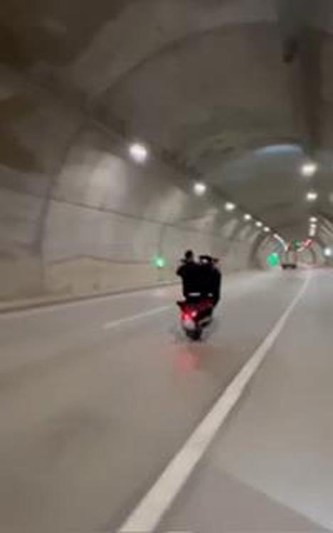 Çamlıca Tünelinde motosikletlilerin tehlikeli oyunu kamerada