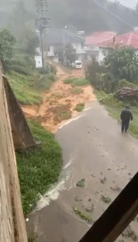 Rizede sağanak; dereler taştı, heyelanlar meydana geldi, 23 köy yolu ulaşıma kapandı