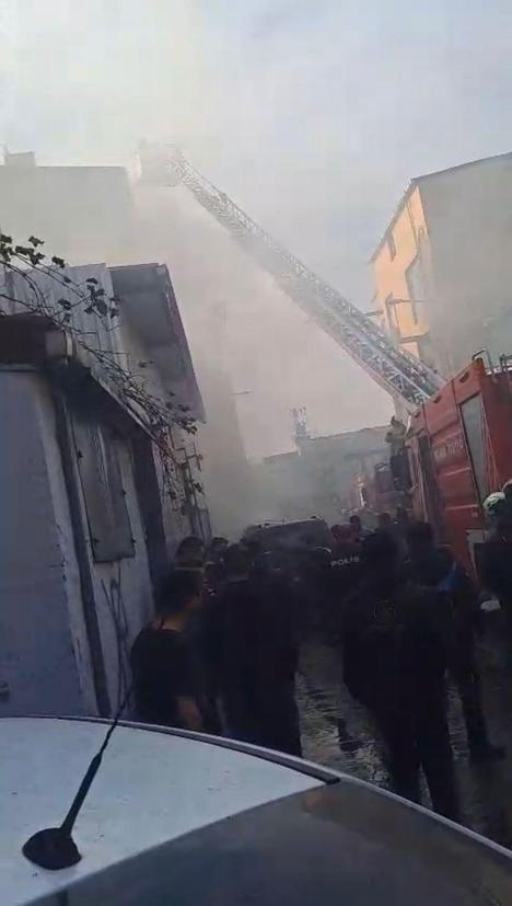 Sultangazide binanın çatısında yangın; yaralılar var