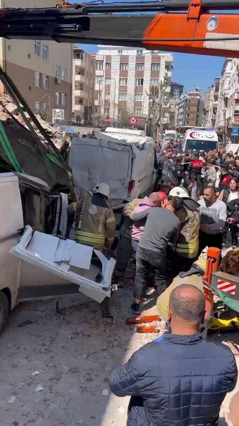 Güngörende binanın araçların üzerine çökme anı kamerada