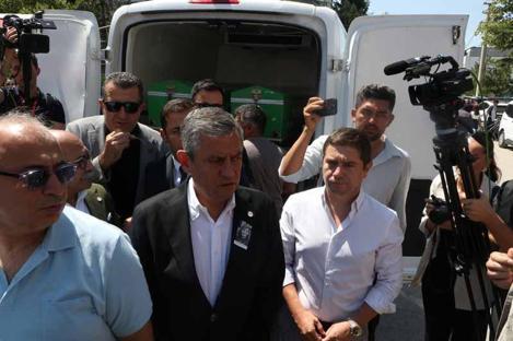Özgür Özel, Yılmaz Büyükerşenin kız kardeşinin cenazesine katıldı