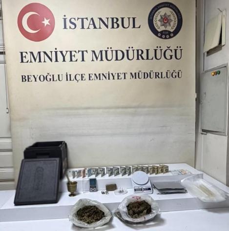 Taksim’de uyuşturucu satarken yakalandı; telefonundaki faturadan belirlenen eve baskın yapıldı