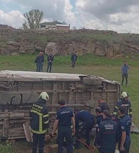 Kayseride öğrencileri taşıyan minibüs devrildi; 16 yaralı