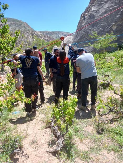Kapadokyada sıcak hava balonu, kayalıklara zorunlu iniş yaptı