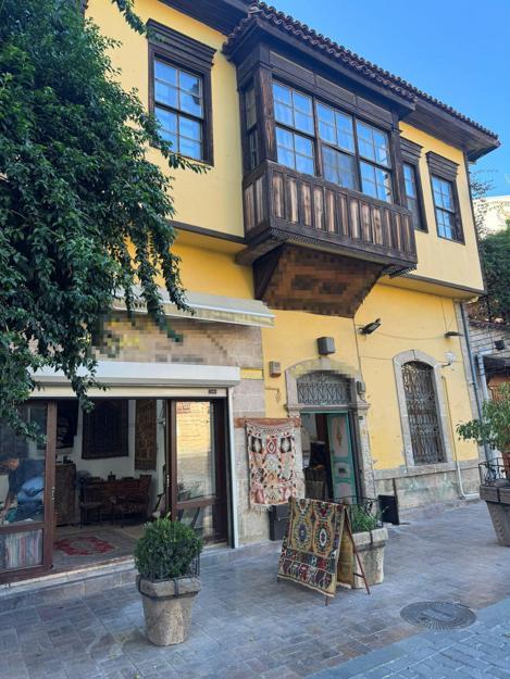 Restorasyon uzmanı iz sürüp, 55 yıldır kayıp 600 yıllık mihrabı buldu