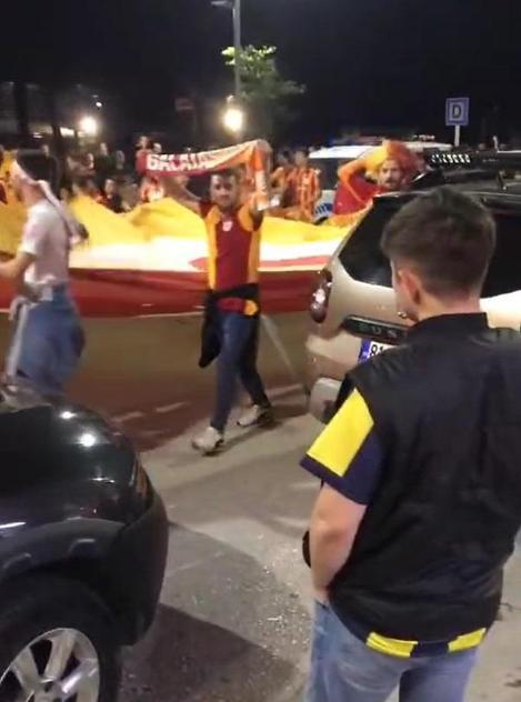 Fenerbahçeli bir taraftar, Galatasaraylıların şampiyonluk kutlamalarını hüzünle izledi