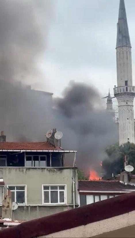 Fatihte 3 gecekonduda çıkan yangın söndürüldü