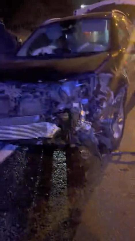 Gaziosmanpaşa TEM Otoyolunda makas atan sürücü kazaya neden oldu; 2 yaralı