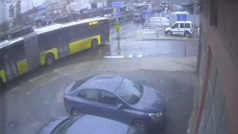 Sultangazide İETT otobüsü yola dökülen akaryakıt nedeniyle kayarak direğe çarptı