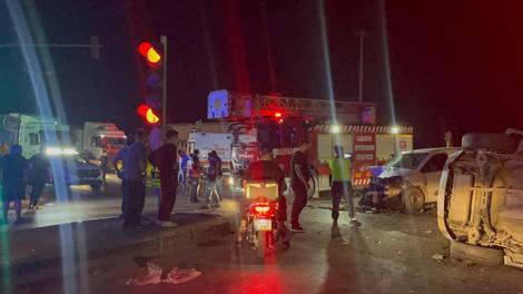 Hafif ticari araç ile otomobil çarpıştı: 7 yaralı