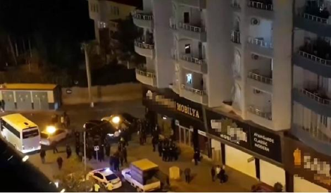 Ev sahibini dışarı atıp, kapıyı kilitleyen hırsızlık şüphelisi çilingir yardımıyla gözaltına alındı