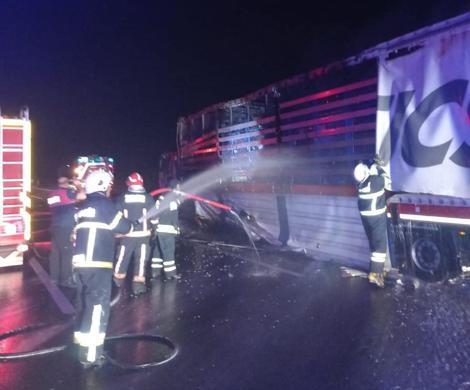 Yalovada seyir halinde alev alan TIR küle döndü