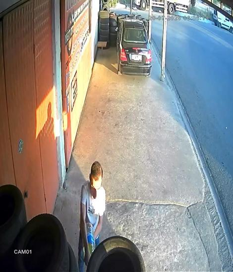 İş yerinin önündeki araç lastiklerini ateşe verdi; o anlar kamerada