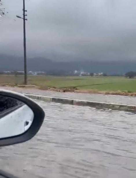 Muğlada sağanak; cadde ve sokaklar göle döndü
