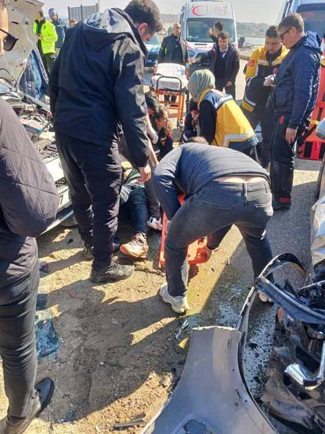 İki otomobil çarpıştı; 6 yaralı