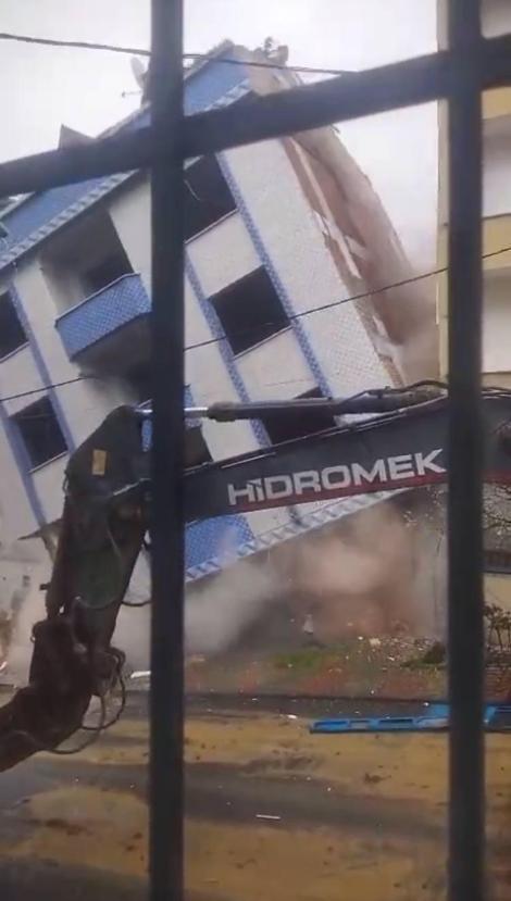 Sultangazide kentsel dönüşüm kapsamında apartman yıkıldı; yandaki binada hasar oluştu