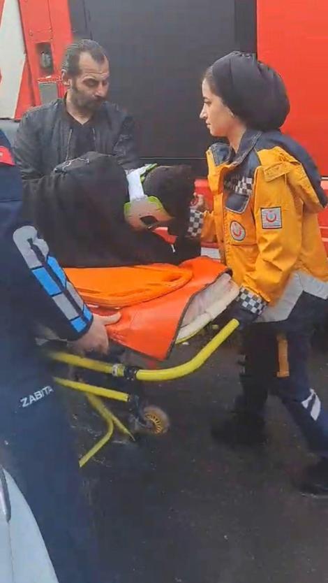 Sultangazide binanın çatısında yangın; yaralılar var