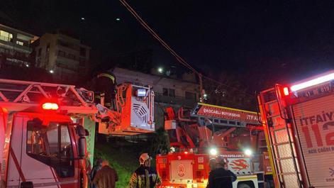 Kocaeli’de binanın çatı katı yandı