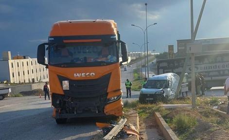 Bursada TIR, hafif ticari araca çarptı; o anlar kamerada