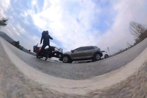 Geri manevra yapan otomobilin motosiklete çarptığı kaza kamerada