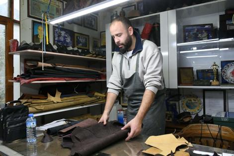 Körüklü çizme ustası, mesleğini oğluyla birlikte yaşatıyor