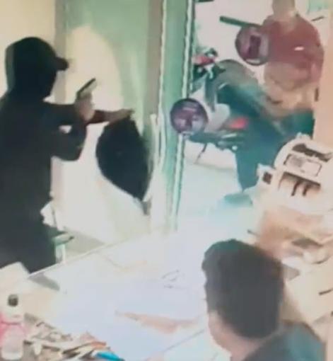 İzmirde silahlı ve maskeli kuyumcu soygunu kamerada; 1 yaralı