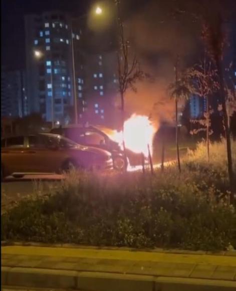 Park halindeki araçtaki yangına havai fişek neden olmuş