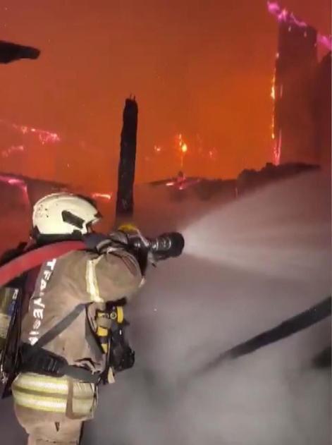 Üsküdarda ahşap bina alev alev yandı