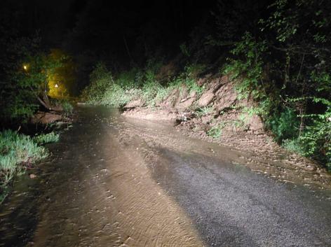 Trabzonda heyelan; mahalle yolu ulaşıma kapandı