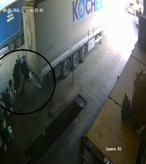 Nefes borusuna lokma tatlısı kaçan işçi, Heimlich manevrasıyla kurtarıldı; o anlar kamerada