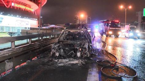 Sarıyer TEMde otomobilin alev alev yandığı anlar kamerada