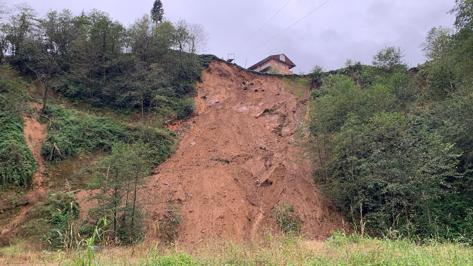 Rizede heyelan; 2 boş ev toprak altında kaldı