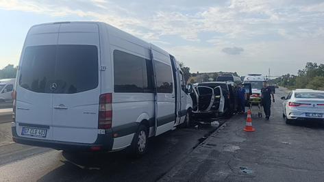 Manavgat’ta 6 araç zincirleme kazaya karıştı; 17 yaralı