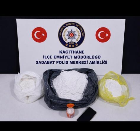Kağıthane’de uyuşturucu deposuna çevrilen aile binasına baskın: Peçeteye sarıp yutuyoruz