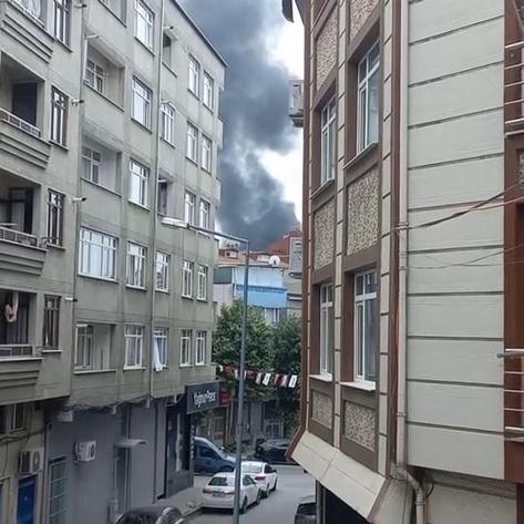 Zeytinburnu’nda hurdalık alanda çıkan yangın söndürüldü