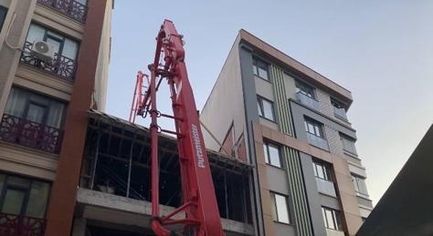 Zeytinburnunda inşaatta yapılan beton dökme işlemi sırasında yandaki binanın duvarı çöktü