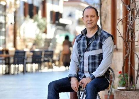 Sanatçı Sümer Ezgü, aracıyla kaza yaptı