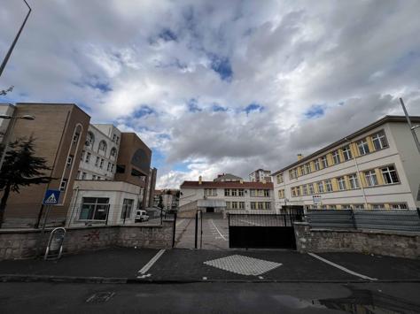 Yangın ziline basan öğrenci izdihama neden oldu: 14 yaralı