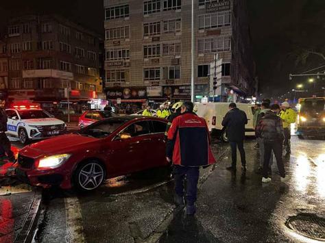 Kayseride hafif ticari araç ile otomobil çarpıştı: 2 yaralı