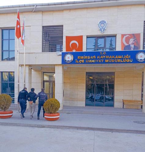 Husumetlisini, otomobil ile çarpıp demir çubukla döverek öldüren şüpheli aşevinde yakalandı