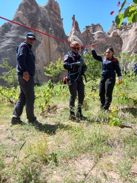 Kapadokyada sıcak hava balonu, kayalıklara zorunlu iniş yaptı
