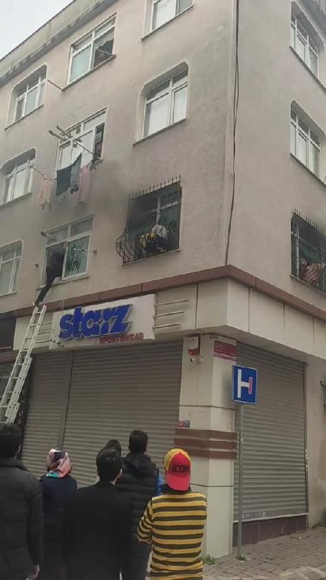 Zeytinburnunda sosyal medyaya video çekerken evi yaktı; Can pazarı yaşandı