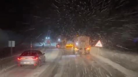 Karayolları ekipleri, geçitleri ulaşıma açık tutmak için çalışıyor